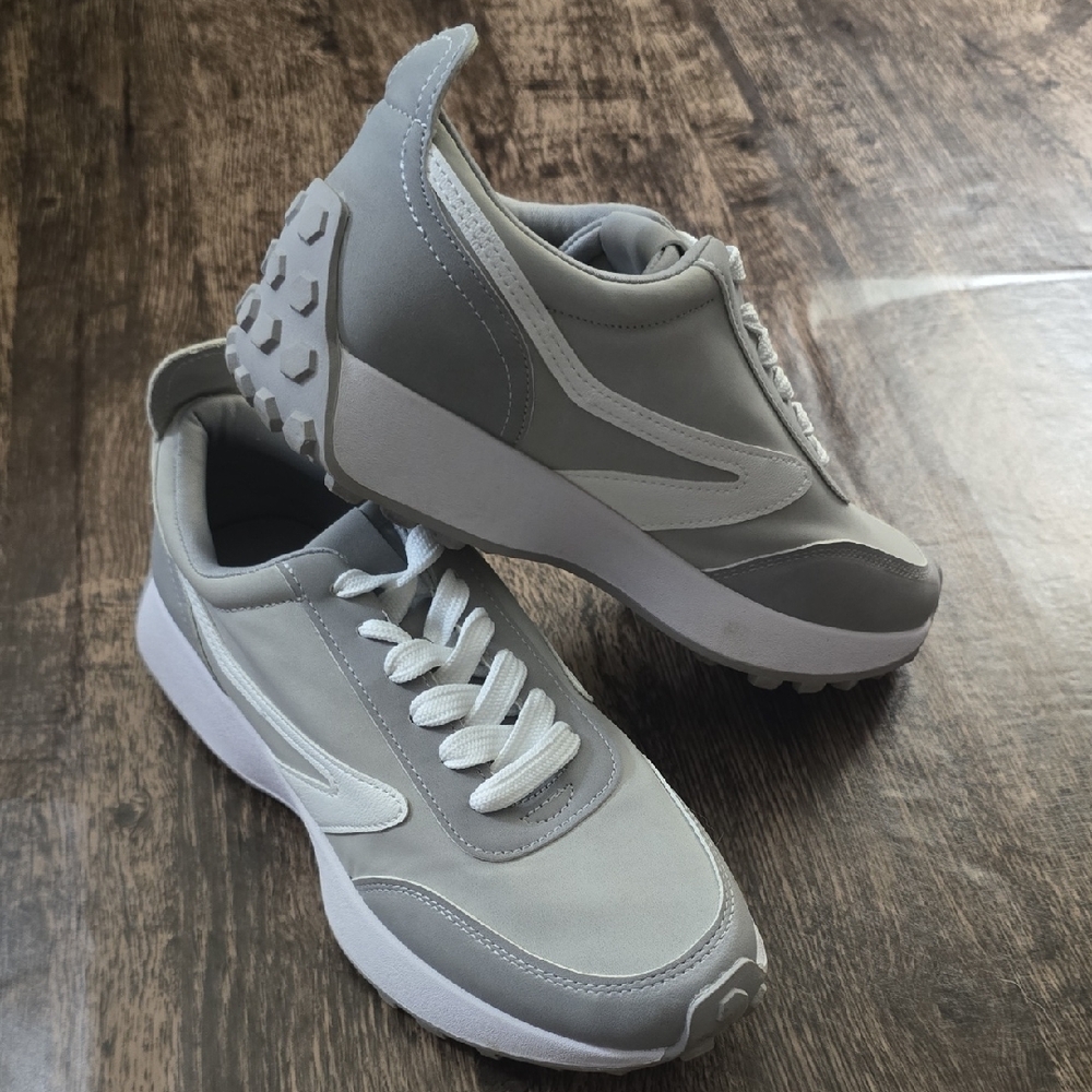 DOLCE VITA Gray and White Women's Sneakers Sz 9 Braiden